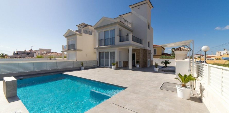 Villa à Torrevieja, Alicante, Espagne 5 chambres, 173 m2 No. 59400