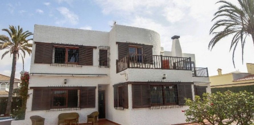 Villa à Torrevieja, Alicante, Espagne 5 chambres, 306 m2 No. 58385