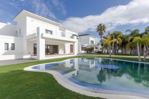 Villa à vendre à San Roque, Cadiz, Espagne, 8 chambres, 1.6 m2 No. 3270 - photo 1