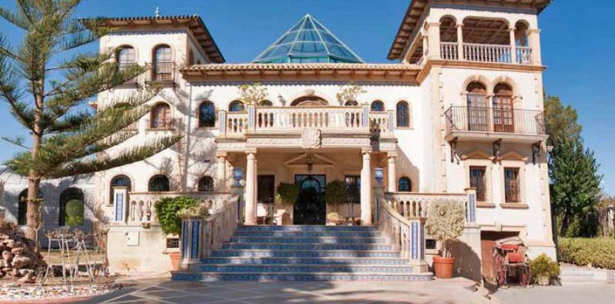 Villa a Villamartin, Alicante, Spagna 5 camere da letto, 642 mq. N° 9405