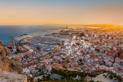 A decrease in the influx of foreign buyers slows down the pace of housing purchases in Alicante