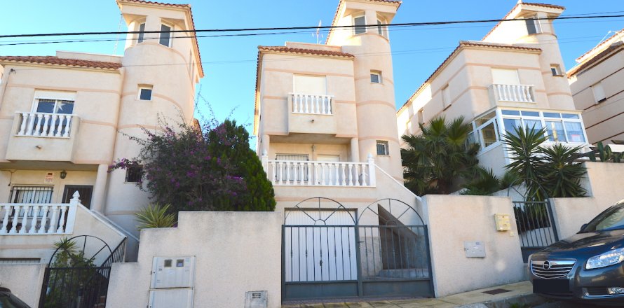 Villa a Villamartin, Alicante, Spagna 3 camere da letto, 120 mq. N° 19191