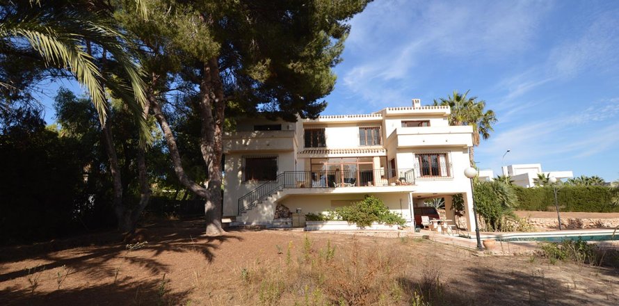 Villa a Villamartin, Alicante, Spagna 3 camere da letto, 373 mq. N° 19365