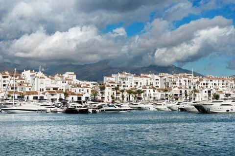 British retirees sell their houses in Spain