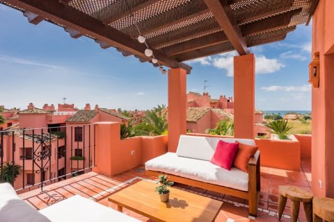 Dvīņu māja pārdošanā Marbella Del Este, Malaga, Spānijā 4 istabas, 211 m2 Nr. 53483 - attēls 1