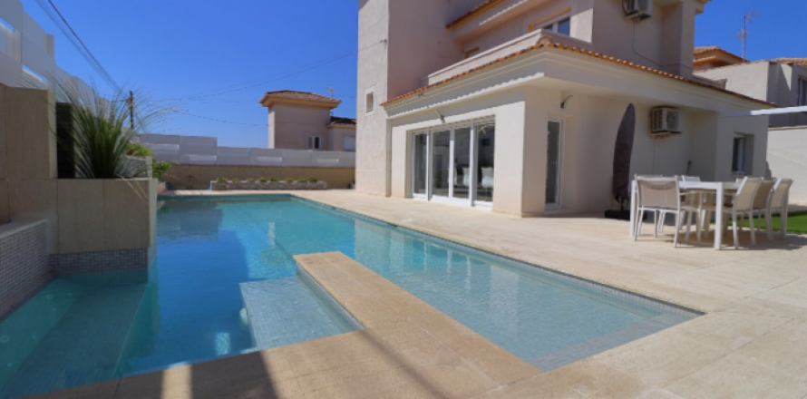 Villa Torrevieja, Alicante, Spānijā 4 istabas, 175 m2 Nr. 58680