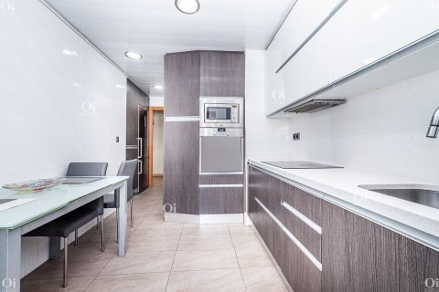 Продажа квартиры в Барселона, Испания 4 комнаты, 102м2 №15912 - фото 9
