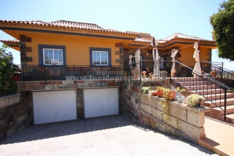 Продажа виллы в Бузанада, Тенерифе, Испания 3 спальни, 300м2 №24306 - фото 1