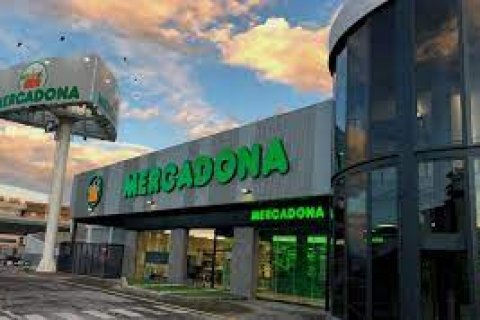 Продажа магазина в Аликанте, Испания 2400м2 №20831 - фото 1