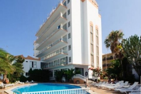 Продажа отеля в Аликанте, Испания 86 спален, 4.8м2 №45296 - фото 1