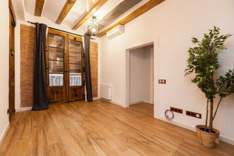 Продажа квартиры в Барселона, Испания 4 спальни, 96м2 №49907 - фото 3