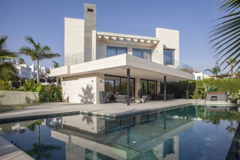 Продажа виллы Нуэва Андалусия, Малага, Испания 7 спален, 1090м2 №53517 - фото 1