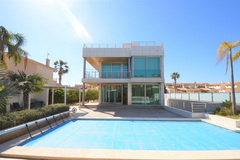 Villa till salu i La Zenia, Alicante, Spanien 2 sovrum, 379 kvm. Nr. 36856 - foto 4