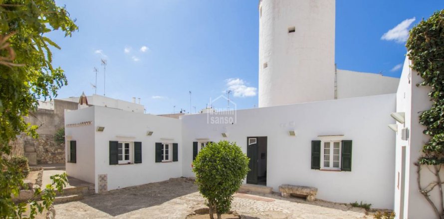 Radhus i Ciutadella De Menorca, Menorca, Spanien 5 sovrum, 243 kvm. Nr. 24233