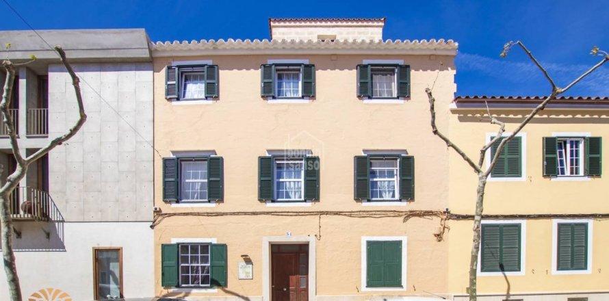 Radhus i Es Castell, Menorca, Spanien 5 sovrum, 420 kvm. Nr. 39100