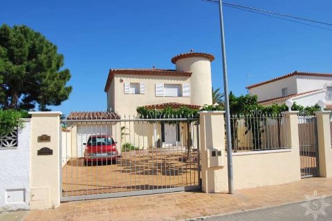 Villa till salu i Roses, Girona, Spanien 5 sovrum, 175 kvm. Nr. 41443 - foto 2