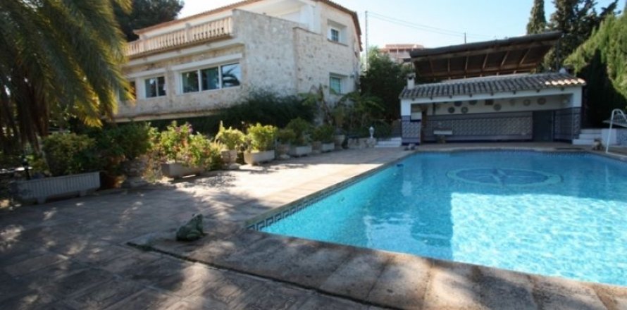 Villa i Calpe, Alicante, Spanien 4 sovrum, 500 kvm. Nr. 45604