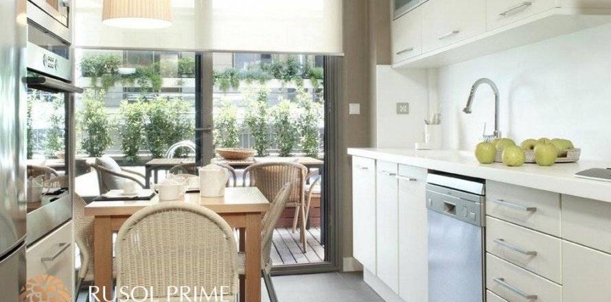 Apartment in Barcelona, Spain 4 bedrooms, 148 sq.m. No. 8851