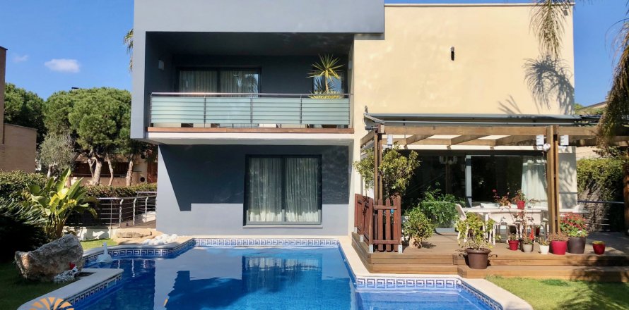 Villa in Gava, Barcelona, Spain 5 bedrooms, 535 sq.m. No. 8948