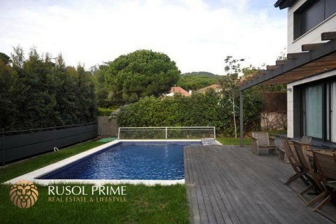 Villa for sale in Caldes d'Estrac, Barcelona, Spain 4 bedrooms, 400 sq.m. No. 8776 - photo 11