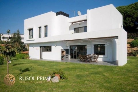 Villa for sale in Caldes d'Estrac, Barcelona, Spain 4 bedrooms, 350 sq.m. No. 8754 - photo 4