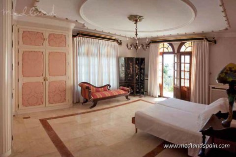 Villa for sale in Villamartin, Alicante, Spain 5 bedrooms, 642 sq.m. No. 9405 - photo 11
