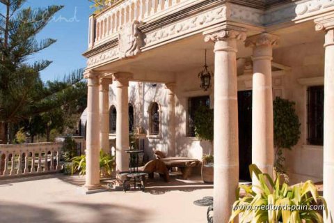Villa for sale in Villamartin, Alicante, Spain 5 bedrooms, 642 sq.m. No. 9405 - photo 4