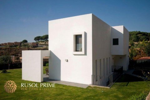 Villa for sale in Caldes d'Estrac, Barcelona, Spain 4 bedrooms, 350 sq.m. No. 8754 - photo 2