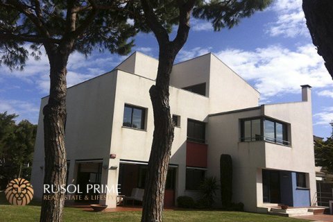 Villa for sale in Gava, Barcelona, Spain 5 bedrooms, 600 sq.m. No. 8557 - photo 1