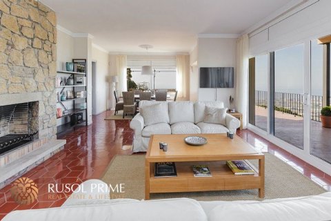 Villa for sale in Cabrils, Barcelona, Spain 6 bedrooms, 690 sq.m. No. 8841 - photo 1