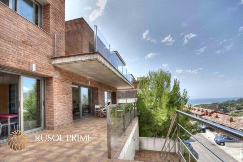 Villa for sale in Castelldefels, Barcelona, Spain 6 bedrooms, 446 sq.m. No. 8736 - photo 1