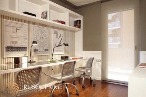 Apartment for sale in Barcelona, Spain 4 bedrooms, 106 sq.m. No. 8714 - photo 2