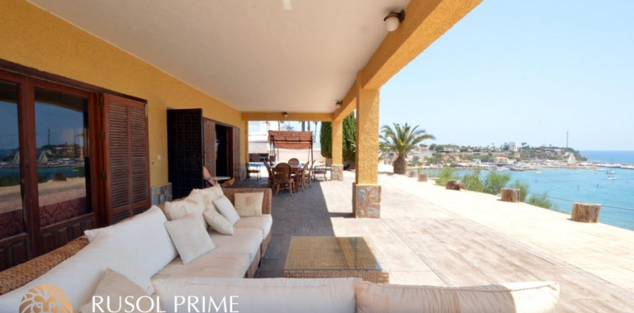 Villa in Orihuela, Alicante, Spain 6 bedrooms, 600 sq.m. No. 11452