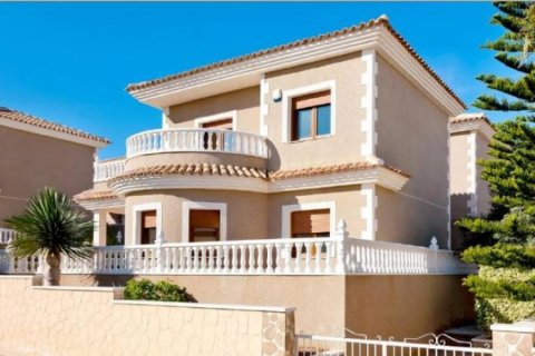 Villa for sale in Torrevieja, Alicante, Spain 3 bedrooms, 135 sq.m. No. 13227 - photo 1