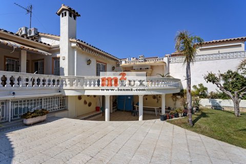 Villa for sale in Empuriabrava, Girona, Spain 4 bedrooms, 318 sq.m. No. 16786 - photo 14