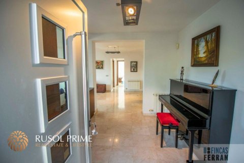 House for sale in Coma-Ruga, Tarragona, Spain 5 bedrooms, 350 sq.m. No. 11975 - photo 2