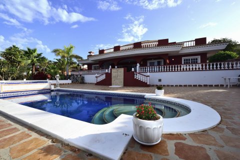 Villa for sale in Playa Paraiso, Tenerife, Spain 4 bedrooms, 360 sq.m. No. 18360 - photo 1