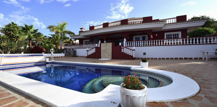 Villa in Playa Paraiso, Tenerife, Spain 4 bedrooms, 360 sq.m. No. 18360