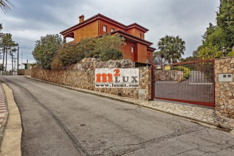 Villa for sale in Lloret de Mar, Girona, Spain 4 bedrooms, 350 sq.m. No. 16725 - photo 2
