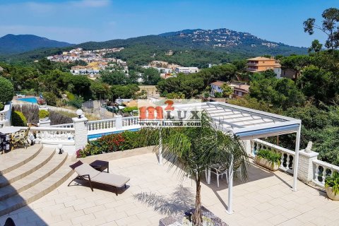 Villa for sale in Lloret de Mar, Girona, Spain 3 bedrooms, 224 sq.m. No. 16688 - photo 2