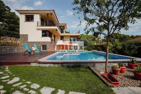 Villa for sale in Lloret de Mar, Girona, Spain 4 bedrooms, 468 sq.m. No. 16850 - photo 2