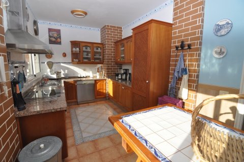 Villa for sale in Costa del Silencio, Tenerife, Spain 4 bedrooms, 300 sq.m. No. 18394 - photo 20
