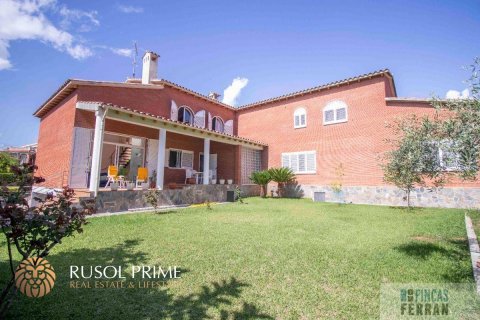 House for sale in Coma-Ruga, Tarragona, Spain 7 bedrooms, 400 sq.m. No. 11594 - photo 1
