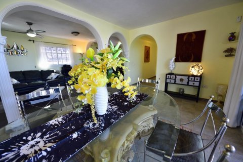 Villa for sale in Playa Paraiso, Tenerife, Spain 4 bedrooms, 360 sq.m. No. 18360 - photo 29