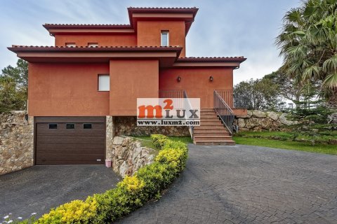 Villa for sale in Lloret de Mar, Girona, Spain 4 bedrooms, 350 sq.m. No. 16725 - photo 4