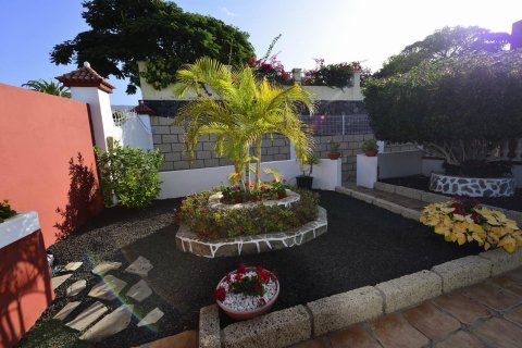Villa for sale in Playa Paraiso, Tenerife, Spain 4 bedrooms, 360 sq.m. No. 18360 - photo 11
