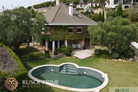 House for sale in Coma-Ruga, Tarragona, Spain 4 bedrooms, 243 sq.m. No. 11609 - photo 1