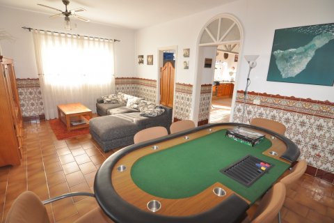 Villa for sale in Costa del Silencio, Tenerife, Spain 4 bedrooms, 300 sq.m. No. 18394 - photo 12