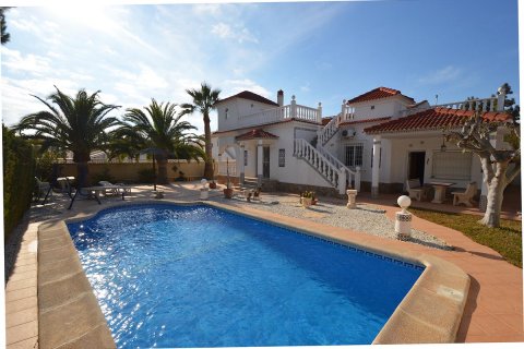Villa for sale in La Zenia, Alicante, Spain 3 bedrooms, 180 sq.m. No. 19368 - photo 1