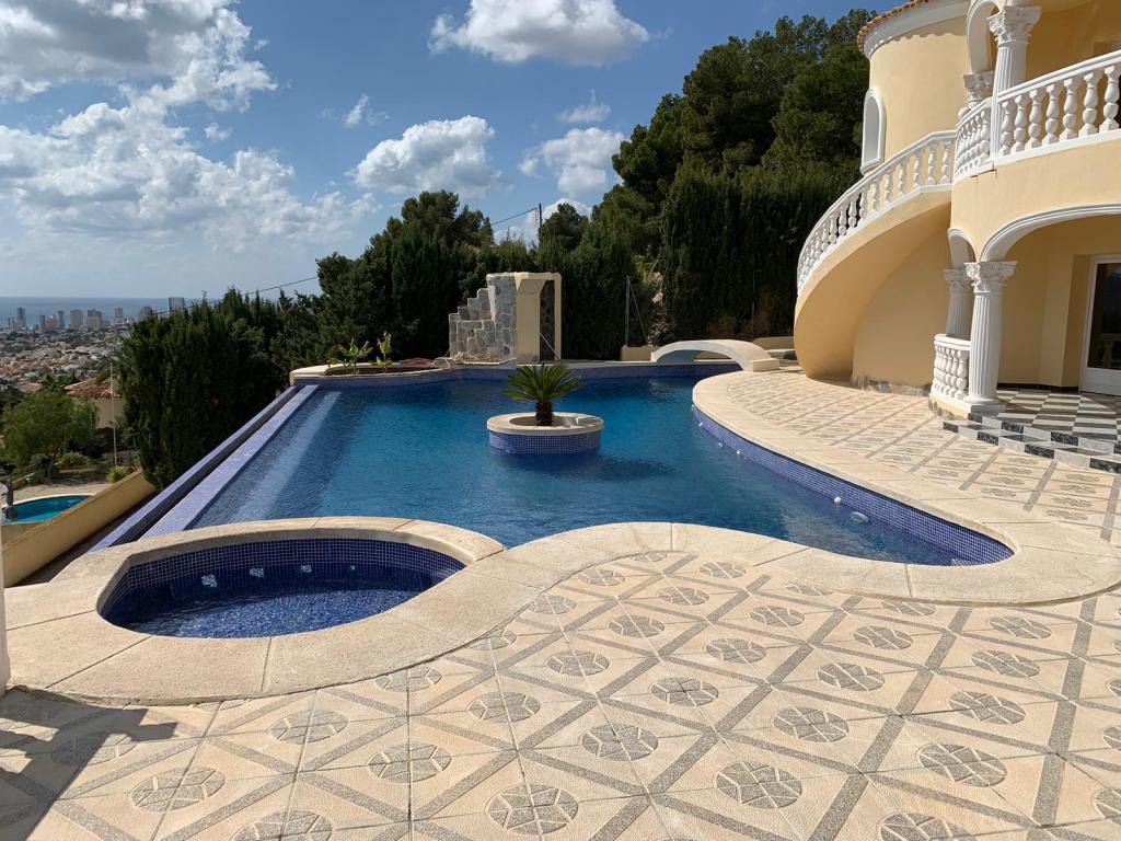 Villa i Calpe, Alicante, Spanien 4 sovrum, 380 kvm. Nr. 24997